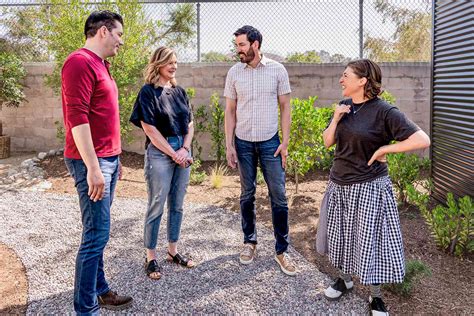 is mayim bialik a lesbian|Mayim Bialik Surprises Her Best Friend of 18 Years with a。